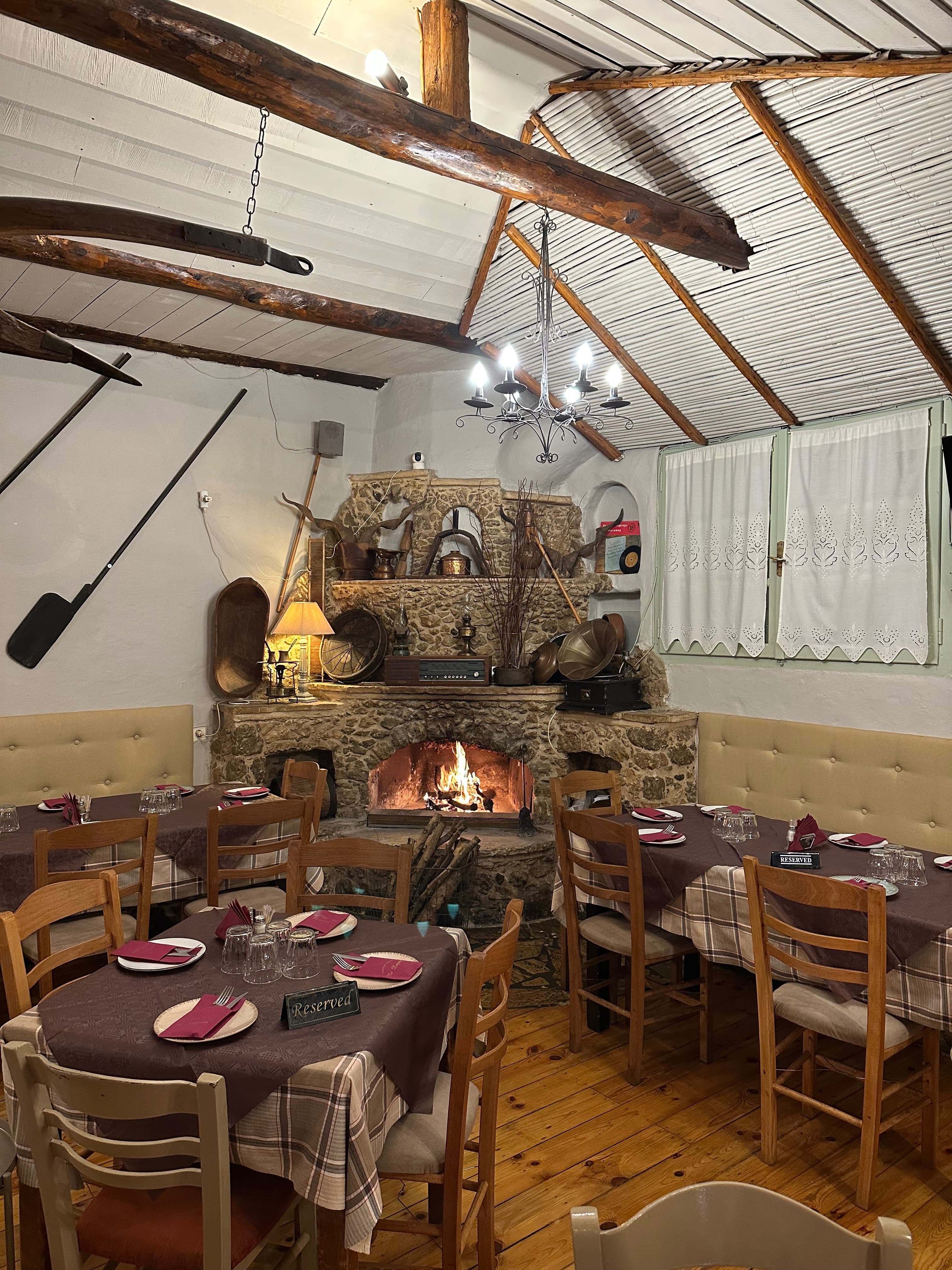 Το Χαγιάτι - Εσωτερικό εστιατορίου με τζάκι